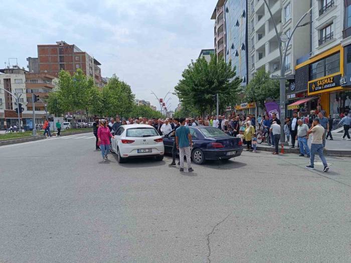 Kazaya Karışan Kadın Çevredekilere Hakaret Edip ’trafik Dersi’ Verdi