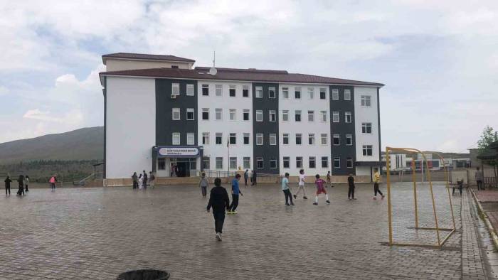 Okuldaki Spor Salonunda Faciadan Dönüldü: Alçıpan Çöktü, 6 Öğrenci Yaralandı