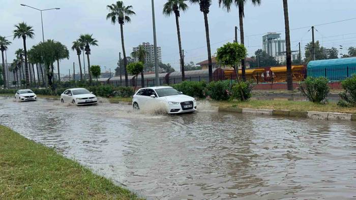 İskenderun’da Sağanak Yağışla Caddeler Göle Döndü