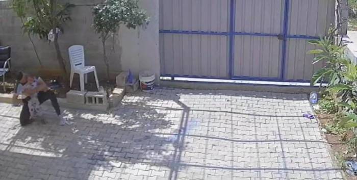 Boğazına Bozuk Para Kaçan Yeğenini Heimlich Manevrasıyla Kurtardı