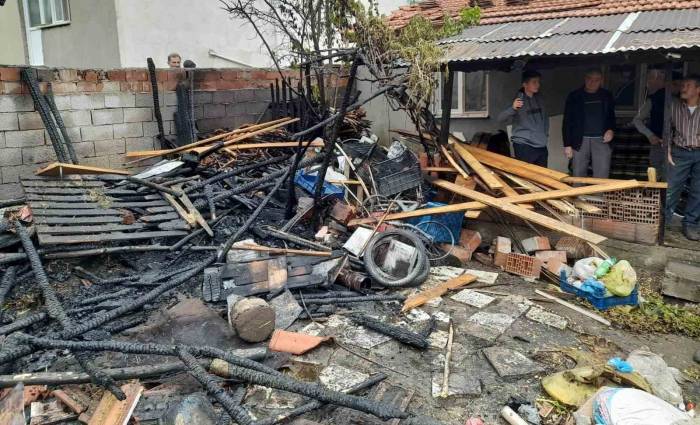 Hisarcık’ta Ahır Yangını: 1 Koyun Telef Oldu, 200 Balya Saman Yandı