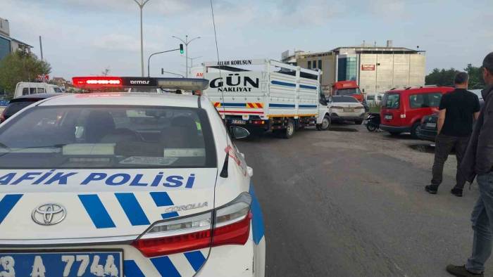 Kamyonet İle Motosiklet Çarpıştı: 1 Yaralı