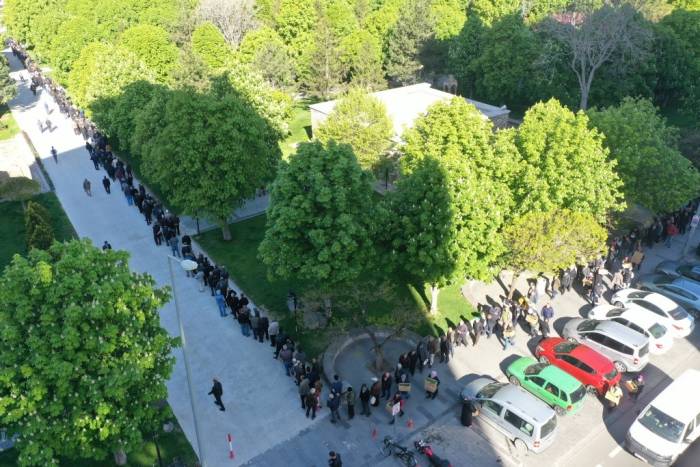 Fide Dağıtımında 2 Kilometrelik Kuyruğu Görenler Gözlerine İnanamadı