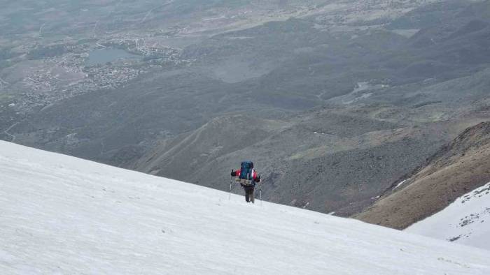 Kırşehirli Dağcılardan 3177 Rakımlı Volkan Kraterinde Kamp