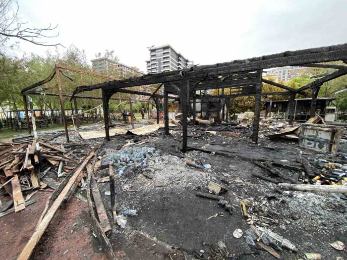 Küçükçekmece’de Kafe Yarım Saat İçinde Küle Döndü