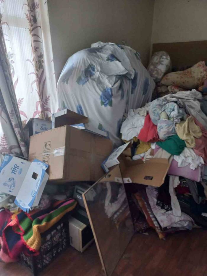 Sultangazi’de Tahliye Edilen Yaşlı Kardeşlerin Evinden 4 Kamyon Çöp Çıktı