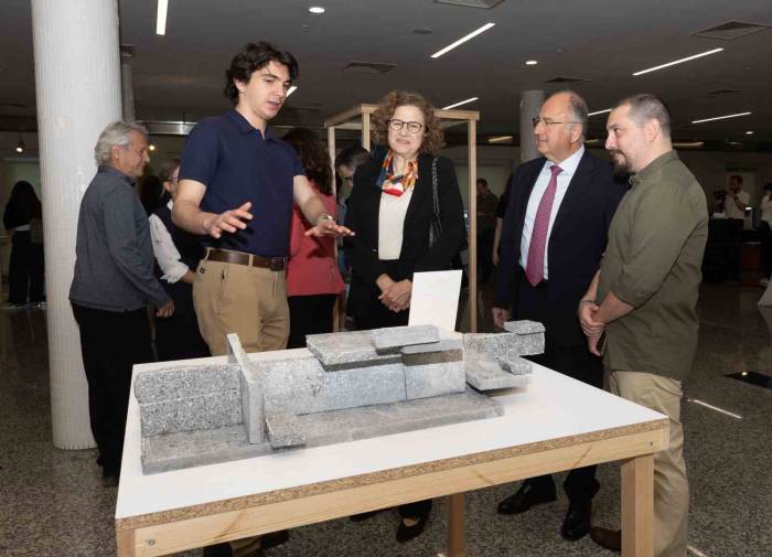 Sanayi Atıkları Sanat Eserine Dönüştü