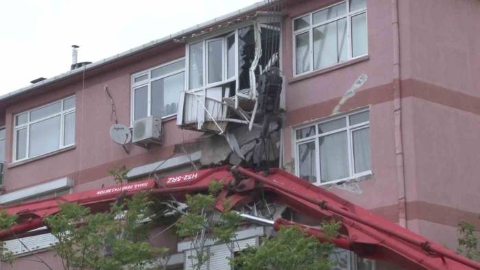 Üsküdar’da Beton Pompası Apartmanın Üzerine Devrildi: 2 Balkon Çöktü