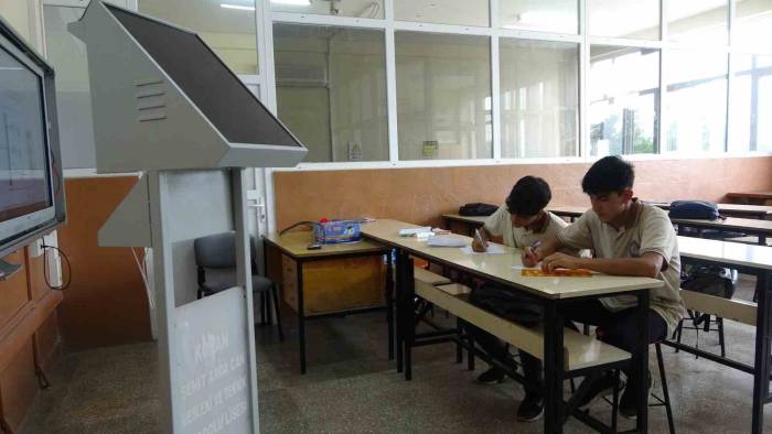 Adanalı Meslek Lisesi Öğrencileri Afetlerden İlham Aldı, Güneş Enerjisi Sistemiyle Çalışan Şarj İstasyonu Üretti