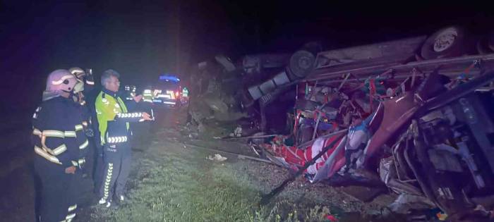 Amasya’da 3 Tır Kupası Taşıyan Tır Devrildi, 1 Yaralı