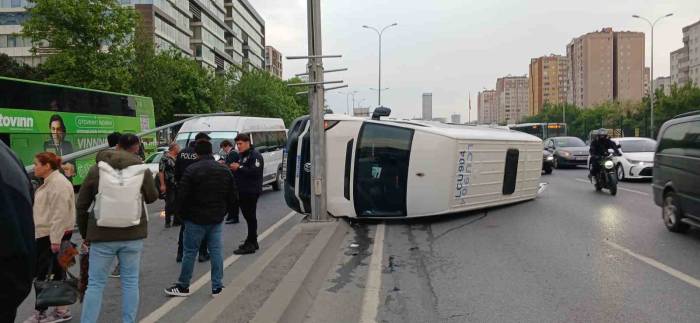 Beylikdüzü E-5’te İşçi Servisi Devrildi: 13 Yaralı