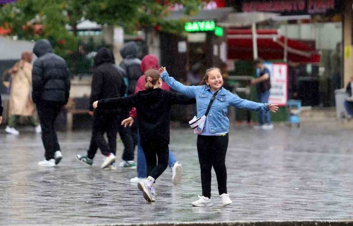 Kimisi Yağmurdan Kaçtı, Kimisi De Tadını Çıkardı