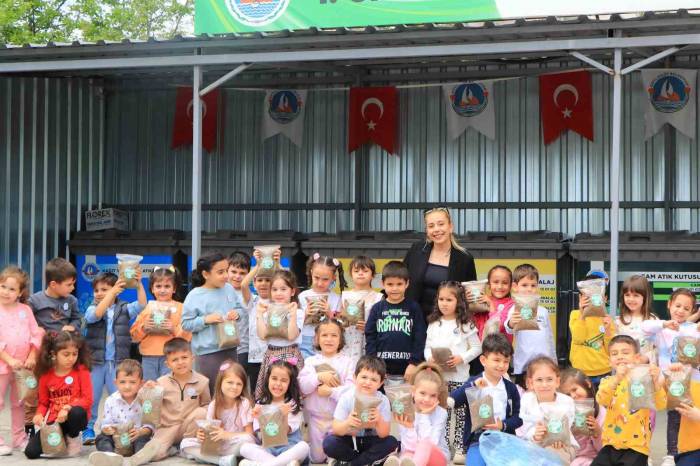 Çiftlikköy’de Minikler Çevre Müfettişi Oldu