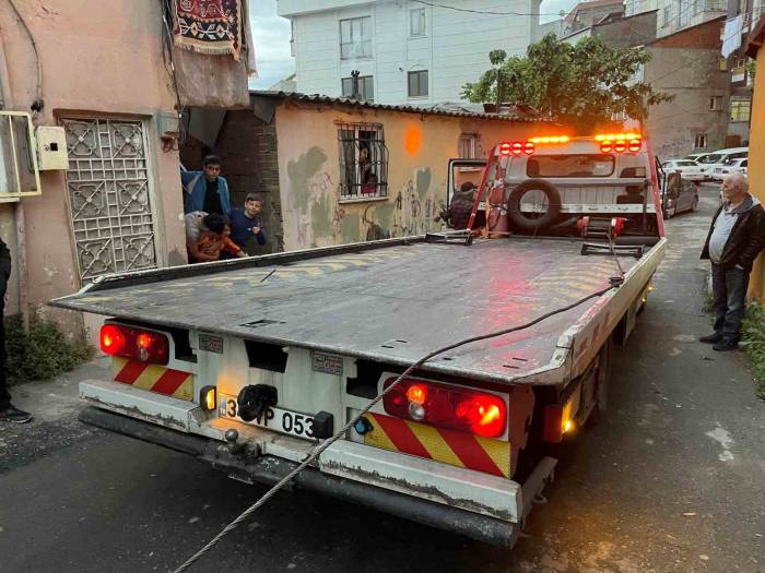 Eyüpsultan’da İsnat Duvarına Çarpan Araç Yan Yattı: 1 Yaralı