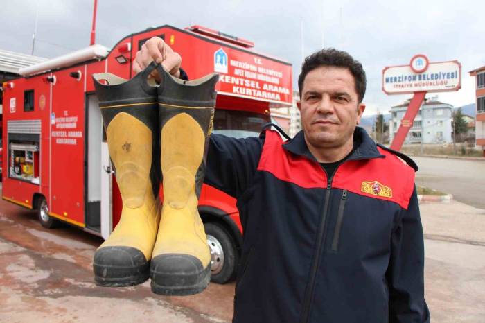 Ayağından Çıkardığı Botlarını Yaşlı Depremzedeye Giydirmişti, Kahraman İtfaiyecinin Ani Ölümü Merzifon’u Yasa Boğdu