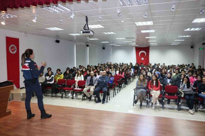 Kastamonu’da Üniversite Öğrencilerine Ve Akademisyenlere Jandarma Eğitim Verdi