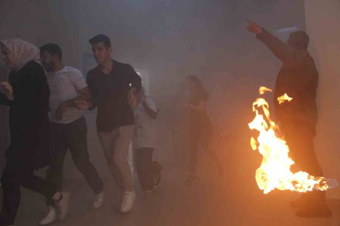 Büyükşehir İtfaiyesi’nden Üniversite Öğrencilerine Eğitim Ve Meslek Tanıtımı