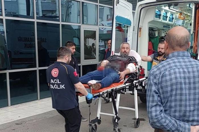 Bankada 2 Müşteri Arasında Bıçaklı Kavga: 1 Yaralı