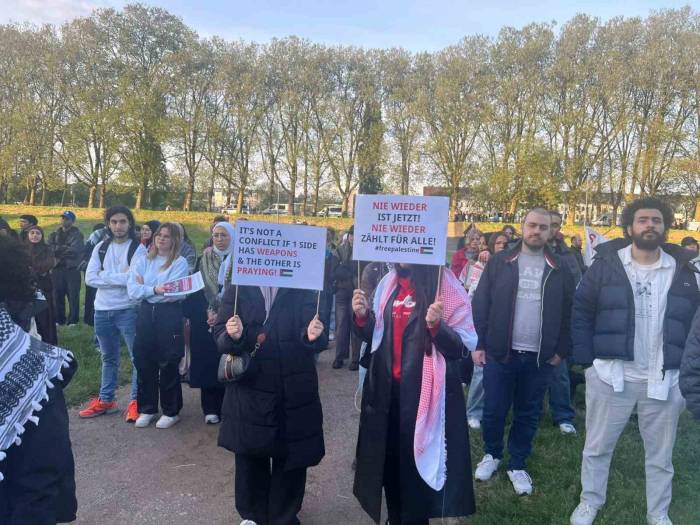 Köln Üniversitesi’nde Yüzlerce Kişiden “Filistinlilerin Yanındayız” Mesajı