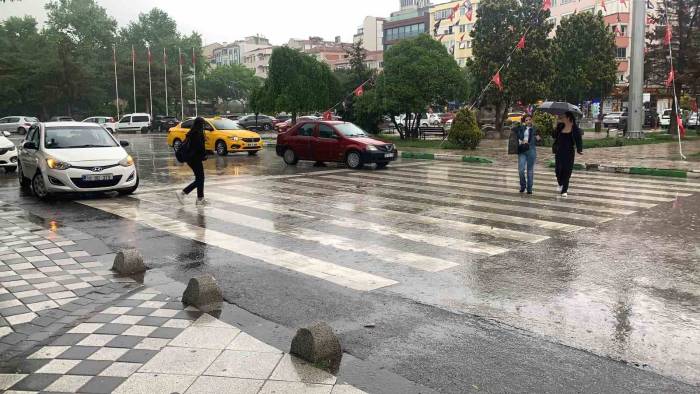 Kırklareli’de Sağanak Yağış Etkili Oluyor