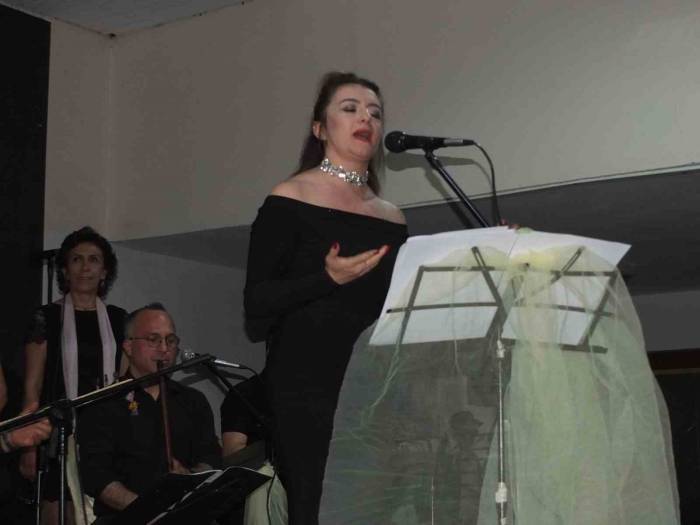 Balıkesir’de Kursiyerler Korosunun Konseri İzleyenleri Coşturdu