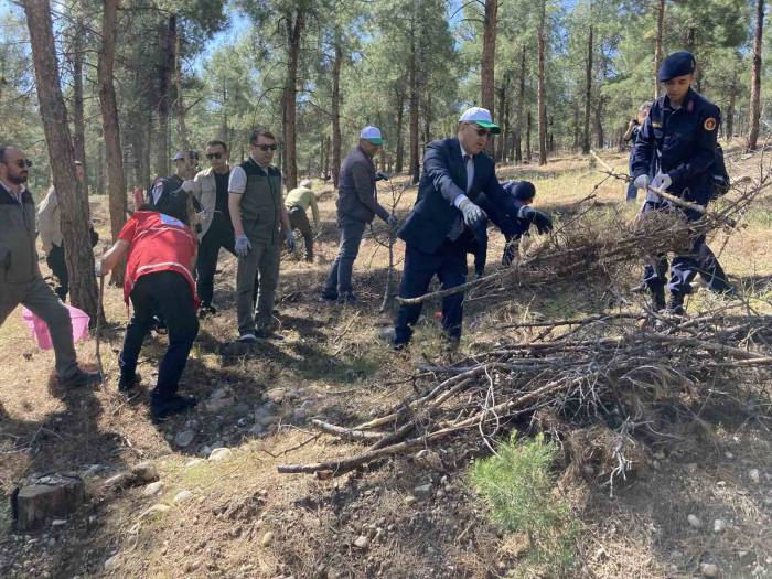 "Bu Orman Benim" Projesi Çerçevesinde Burdur Kent Ormanı’nda Temizlik Yapıldı