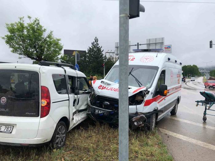 Tokat’ta Ambulans İle Panelvan Araç Çarpıştı: 3 Yaralı