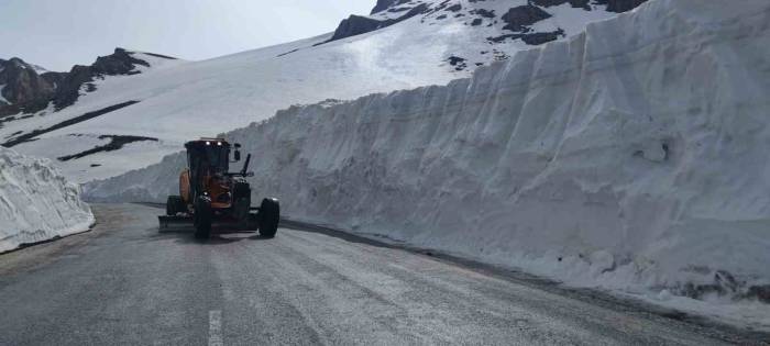 Van-bahçesaray Karayolu 132 Gün Sonra Ulaşıma Açıldı