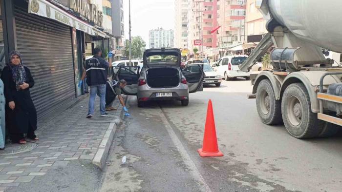 Adana’da İş Yerine Düzenlenen Silahlı Saldırıda Otomobiliyle Seyreden Kadın Sürücü Vuruldu