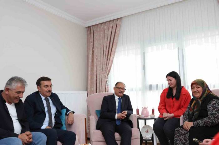 Bakan Özhaseki, Malatyalı Depremzede Özgür Ailesine Misafir Oldu