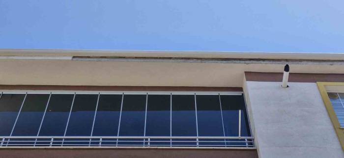 Apartmandan Kopan Beton Parçaları Aracın Üzerine Düştü