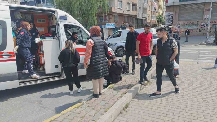 Sultangazi’de Kaldırımda Yürüyen Gence Bıçaklı Saldırı