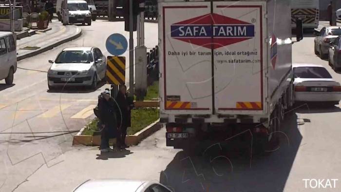 Tırın Önünde Metrelerce Sürüklenip Burunları Bile Kanamadan Kurtuldular