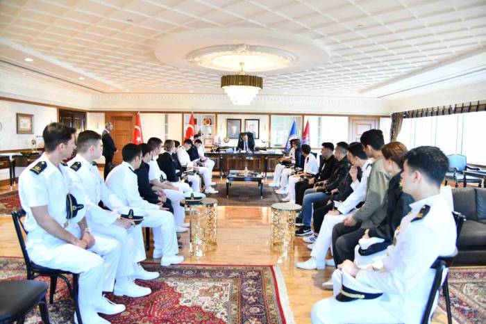 Başkan Genç, Darp Edilen Üniversite Öğrencilerini Ağırladı