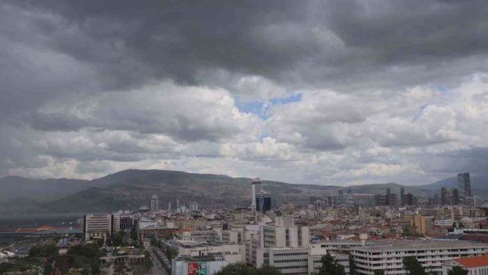 Yağmur Bulutları İzmir Semalarında