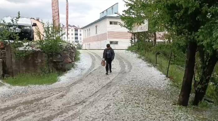Hizan’da Dolu Yağışı Hayatı Olumsuz Etkiledi
