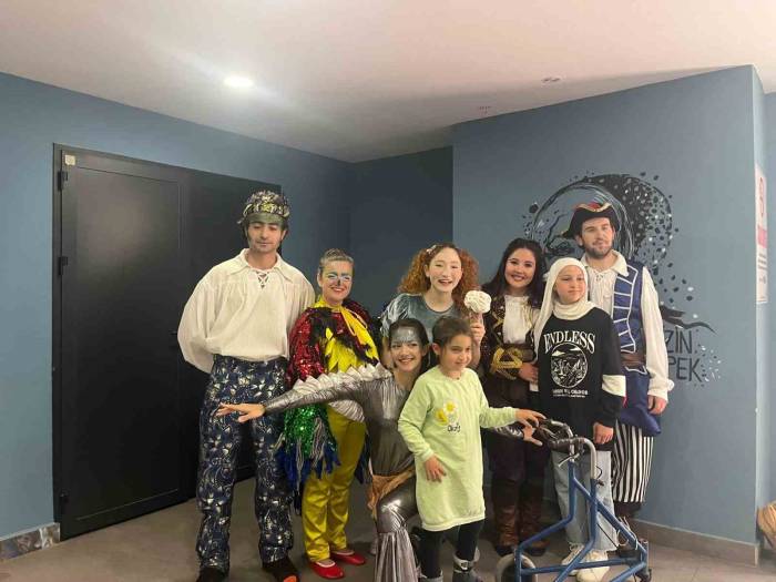 Öğrenciler Sihirli Gemi’yi İzledi