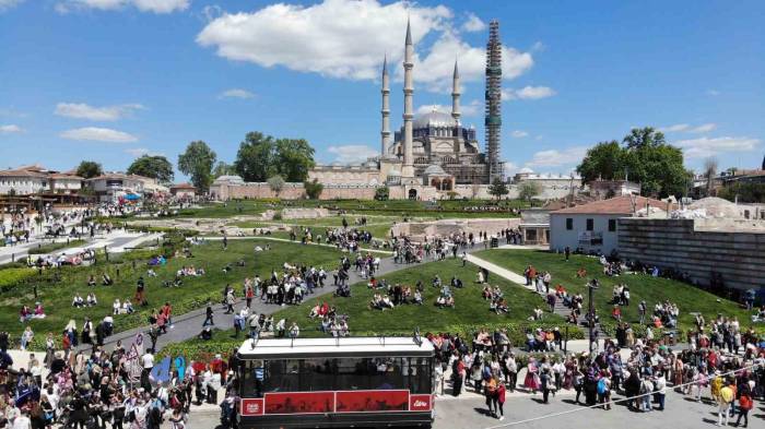 Edirne Selimiye Meydanı’na Turist Akını