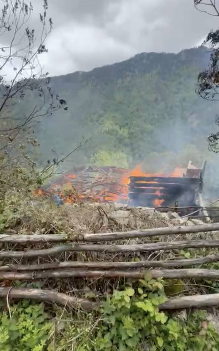 Alevlere Teslim Olan Ahşap Ev Küle Döndü