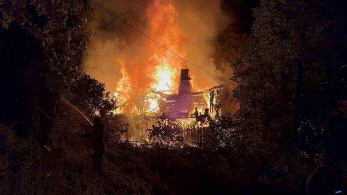 Alevlere Teslim Olan İki Katlı Ahşap Ev Küle Döndü