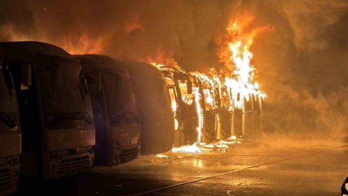 Isuzu Servis Otoparkında Yangın: Alev Alev Yanan 15 Araçtan Geriye İskeletleri Kaldı