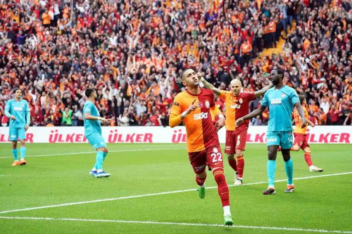 Trendyol Süper Lig: Galatasaray: 2 - Sivasspor: 0 (İlk Yarı)