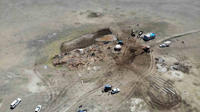 Vali Kumbuzoğlu: "Çöken Mandırada Hasar Tespit Çalışmalarımız Devam Ediyor"