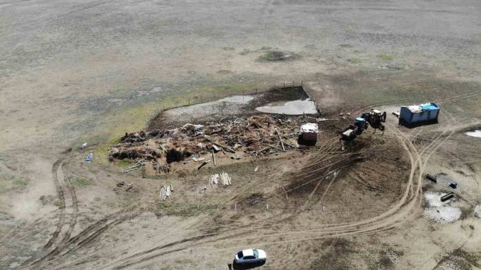 Aksaray’da Çöken Mandırada Kurtarma Çalışmaları Devam Ediyor