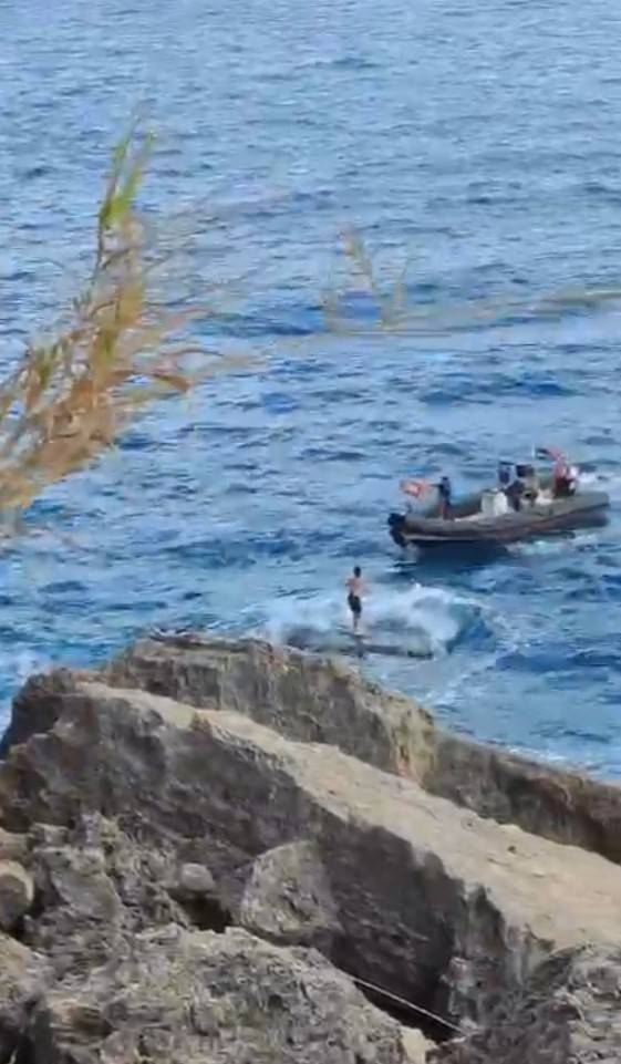 Kayalıkta Mahsur Kalan Gençlere Deniz Polisi Can Simidi Oldu