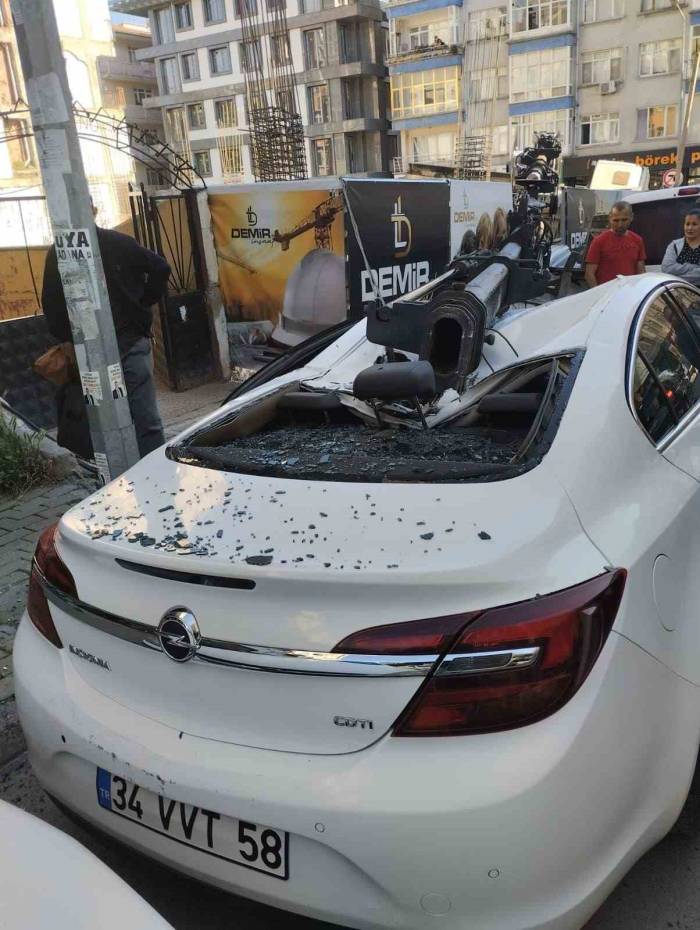 Avcılar’da İnşaat Çalışması Sırasında Vinç Devrildi, Facianın Eşiğinden Dönüldü