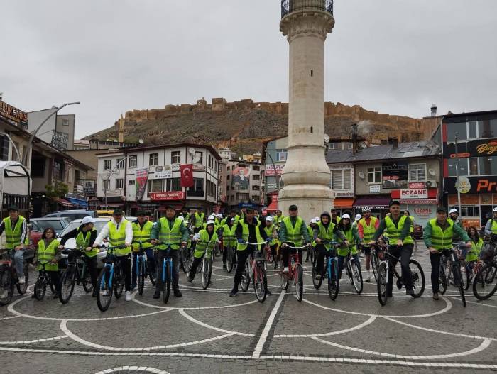 Bayburt’ta Yağmur Çamur Dinlemeyen Bisikletli Grup Pedalları Sağlıklı Yaşam İçin Çevirdi