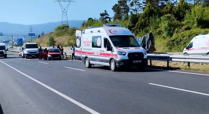 Otomobil Bariyerlere Çarptı: 2 Yaralı