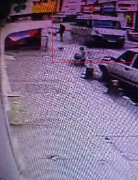 Kaza Yapan Sürücü Hıncını Yanındaki Kadından Çıkardı: O Anlar Kamerada