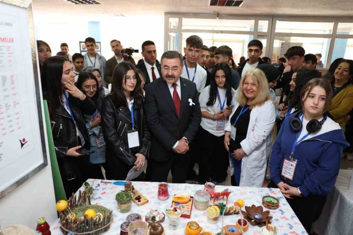 Gölbaşı Belediye Başkanı Odabaşı, Geleceğin Bilim İnsanlarının Heyecanına Ortak Oldu